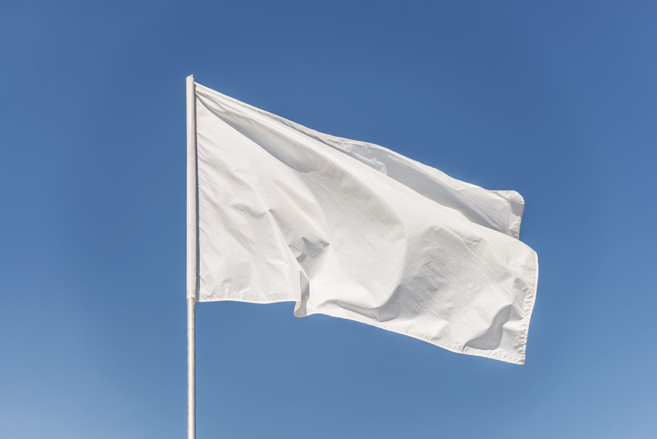 Картинка белый флаг. Белые флаги. Флажок белый. Белый флаг перемирия. Развевающийся белый флаг.